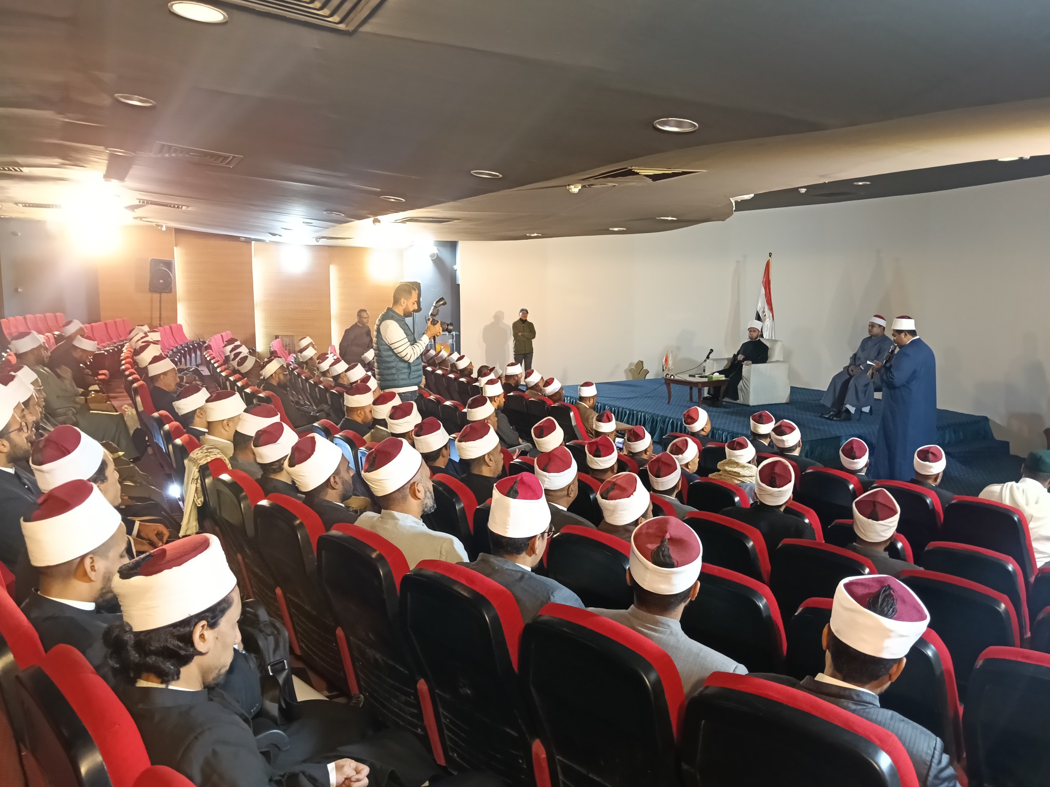 لقاء الوزير في مكتبة مصر العامة بالكرنك لبحث خطط الوزارة في محافظة الأقصر_1