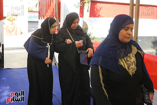 السيدات تدلي بأصواتهن السيدات تدلي بأصواتهن