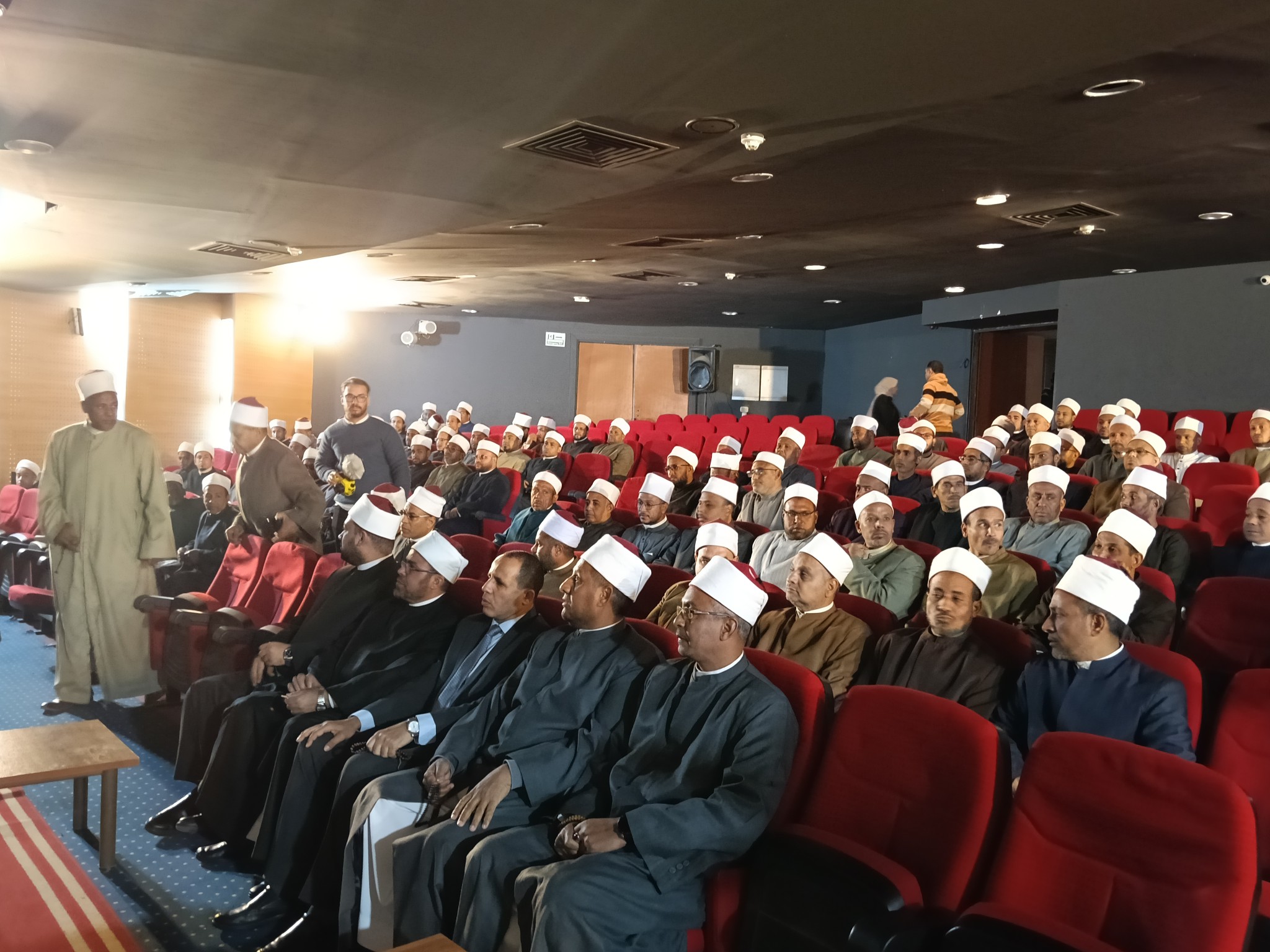 حضور اللقاء في مكتبة مصر العامة بالكرنك لبحث خطط الوزارة في محافظة الأقصر