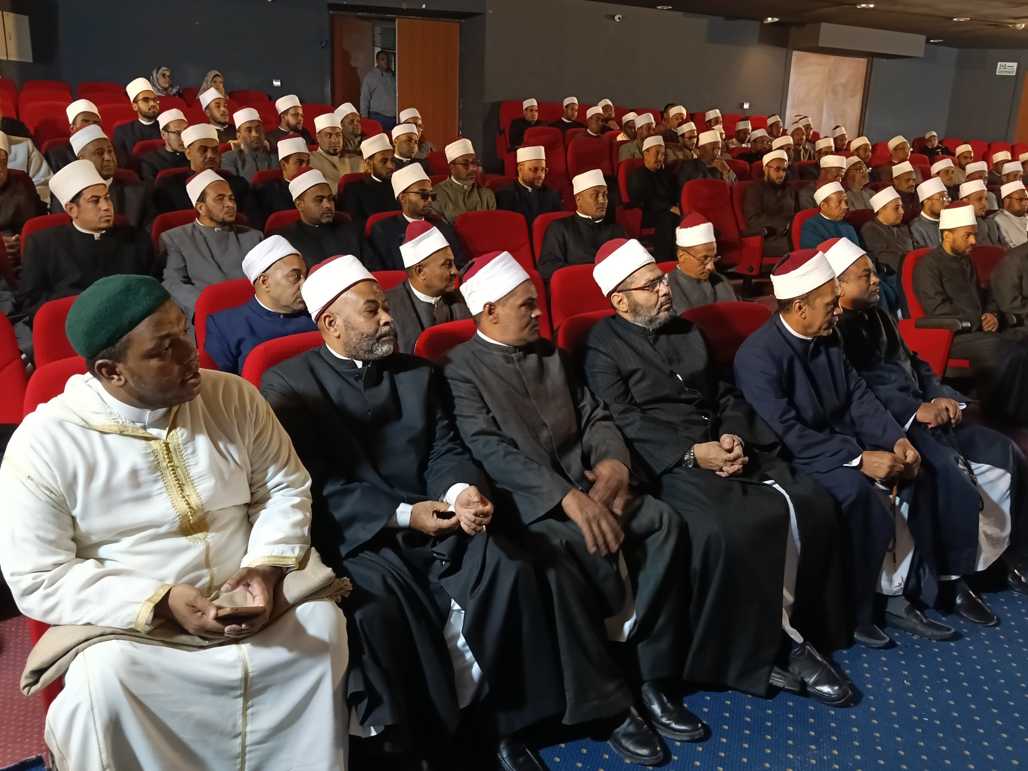 قيادات وأئمة أوقاف الأقصر خلال لقاء الوزير بالمكتبة العامة قيادات وأئمة أوقاف الأقصر خلال لقاء الوزير بالمكتبة العامة