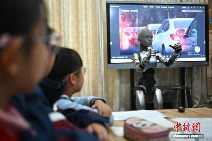 المعلم الروبوت.. الصين تبتكر أول مدرس يشرح لطلاب الفص (1)