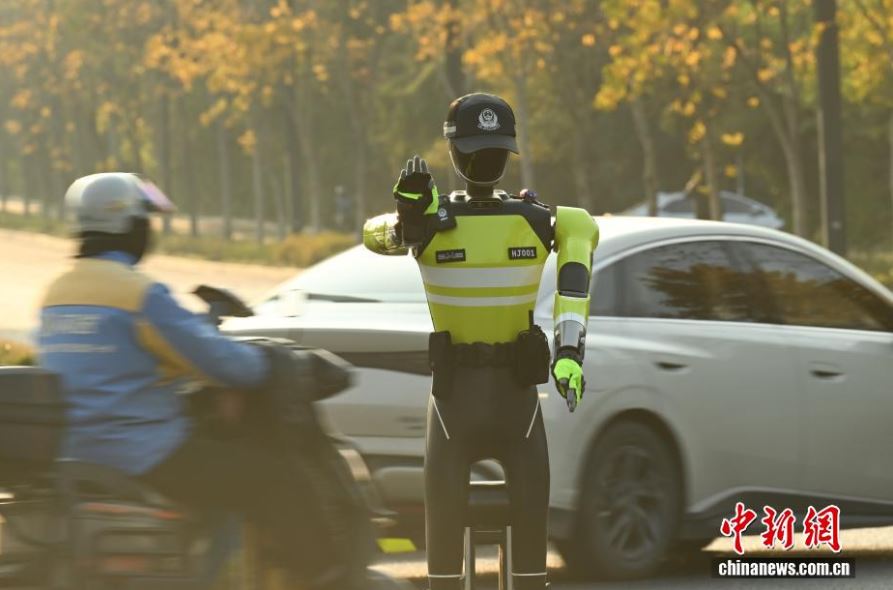 الصين تبتكر أول شرطي مرور يعمل بالذكاء الاصطناعي (8)