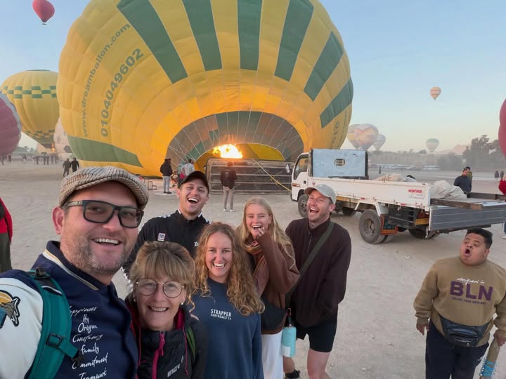 سعادة الأجانب مع تحليق رحلات البالون الطائر سعادة الأجانب مع تحليق رحلات البالون الطائر