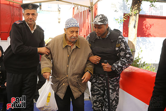 رجال الشرطة تساعد كبار السن رجال الشرطة تساعد كبار السن