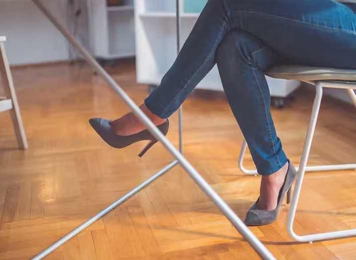 ماذا تكشف وضعية الجلوس ساقاً على اخرى عن شخصيتك ماذا تكشف وضعية الجلوس ساقاً على اخرى عن شخصيتك