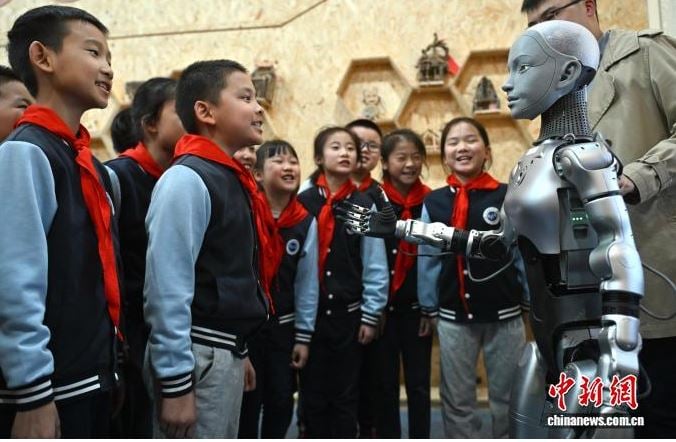 المعلم الروبوت.. الصين تبتكر أول مدرس يشرح لطلاب الفص (2)