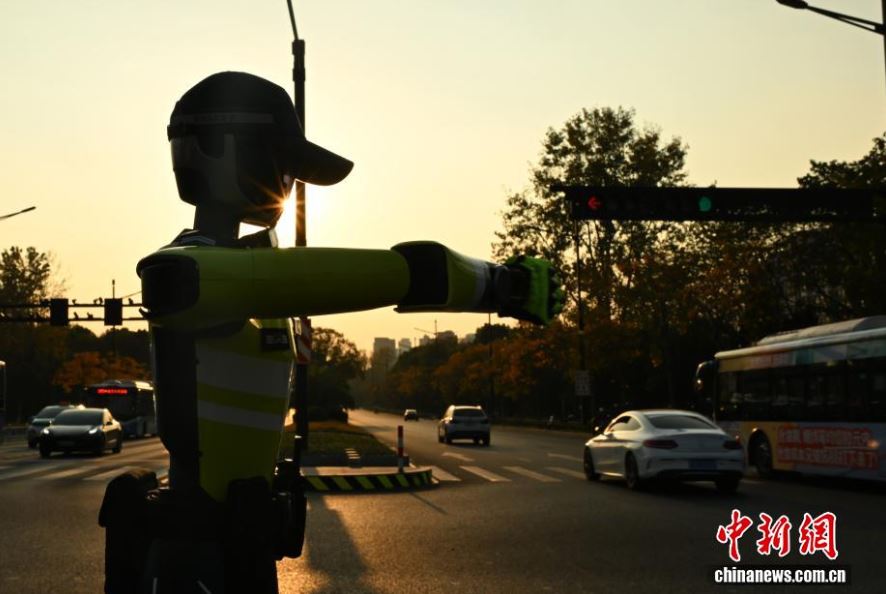 الصين تبتكر أول شرطي مرور يعمل بالذكاء الاصطناعي (9)