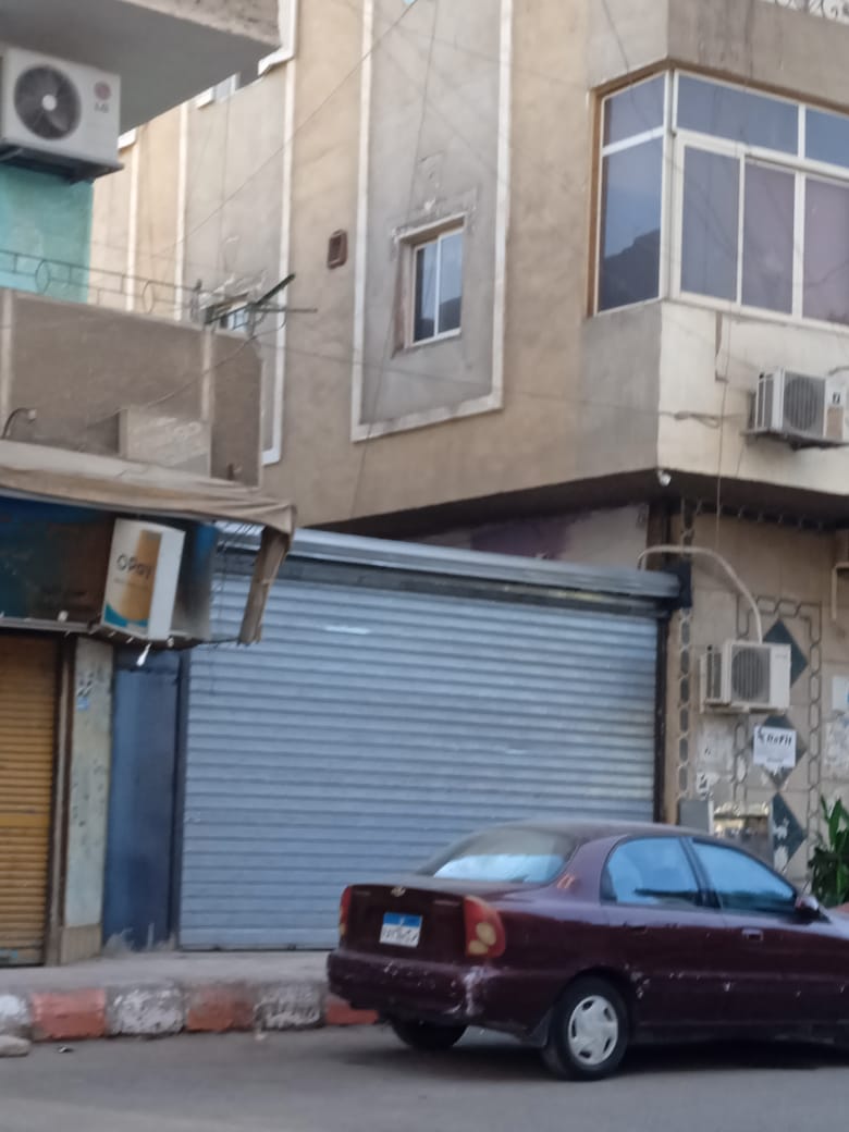 جانب من حالة التعدي على الشارع وإغلاقه بواسطة باب جرار حديدي (2)