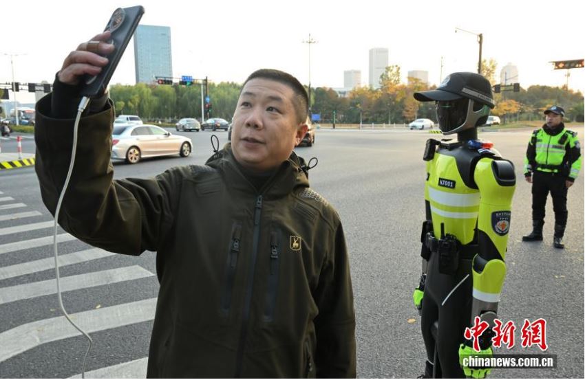 الصين تبتكر أول شرطي مرور يعمل بالذكاء الاصطناعي (3)