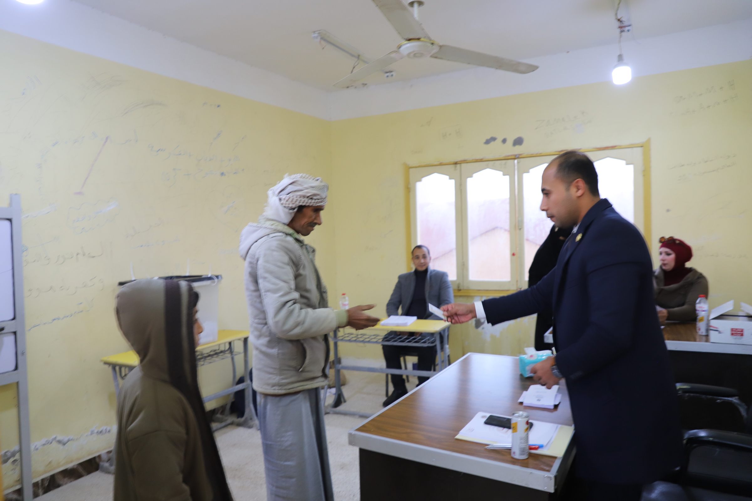 شيخ يدلي بصوته وطفله معه 