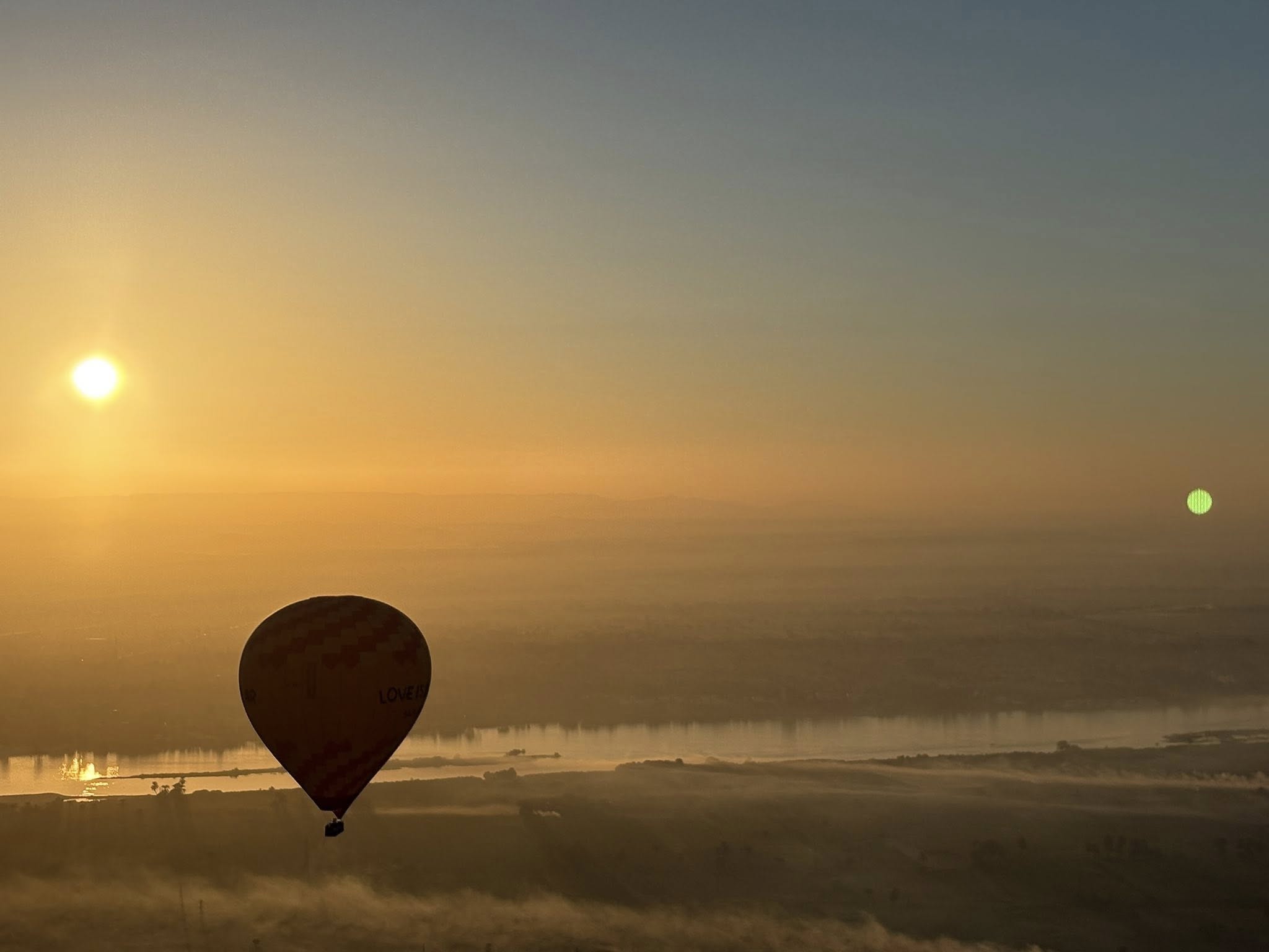 سحر البالون الطائر وتحليقه مع شروق الشمس سحر البالون الطائر وتحليقه مع شروق الشمس