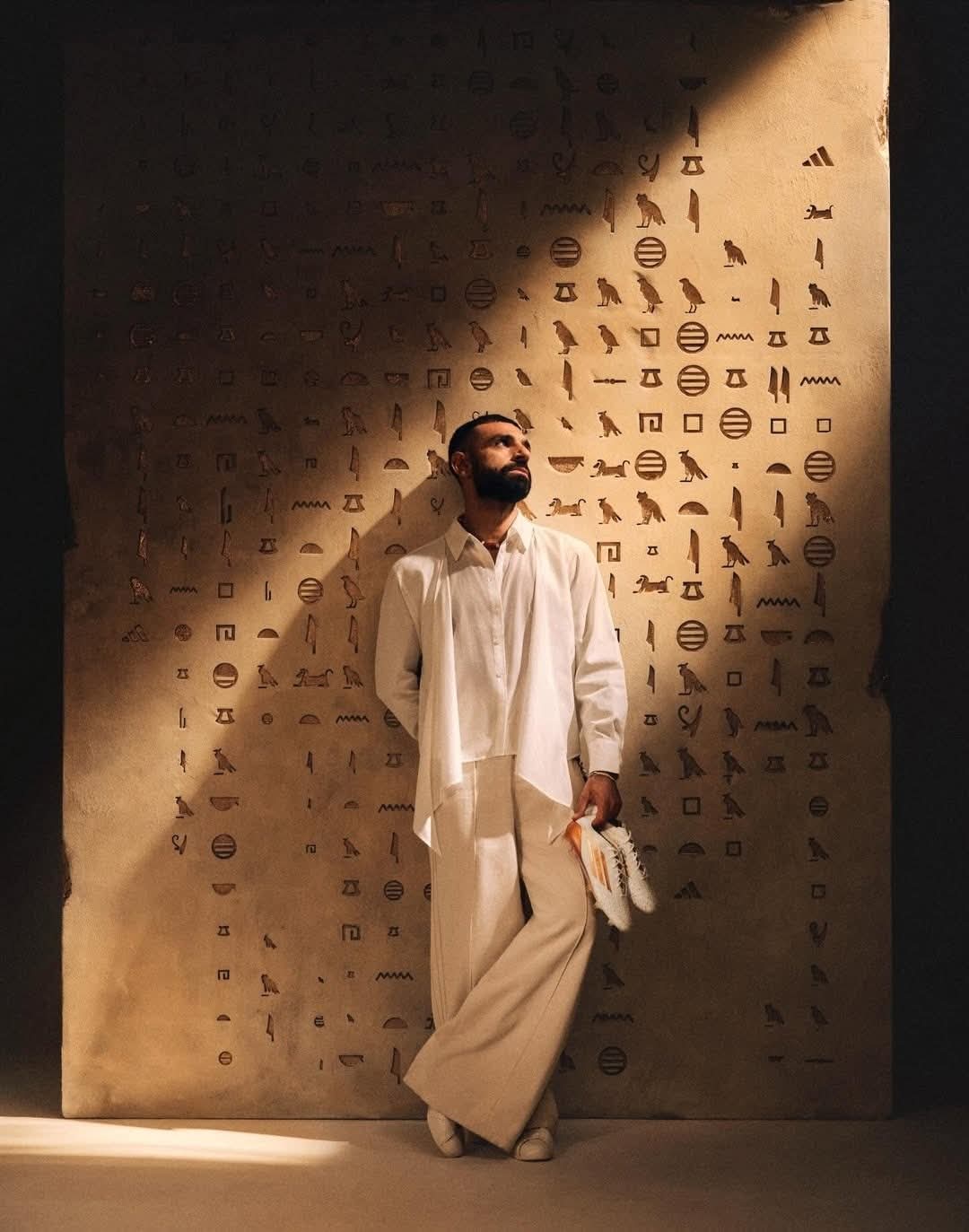 محمد صلاح يحمل حذاء أديداس