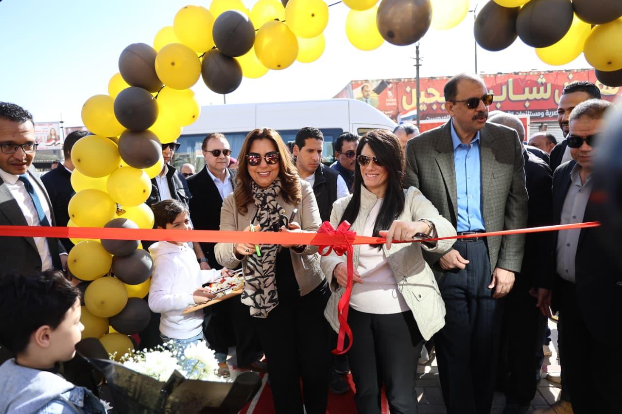 قص شريط الإفتتاح 