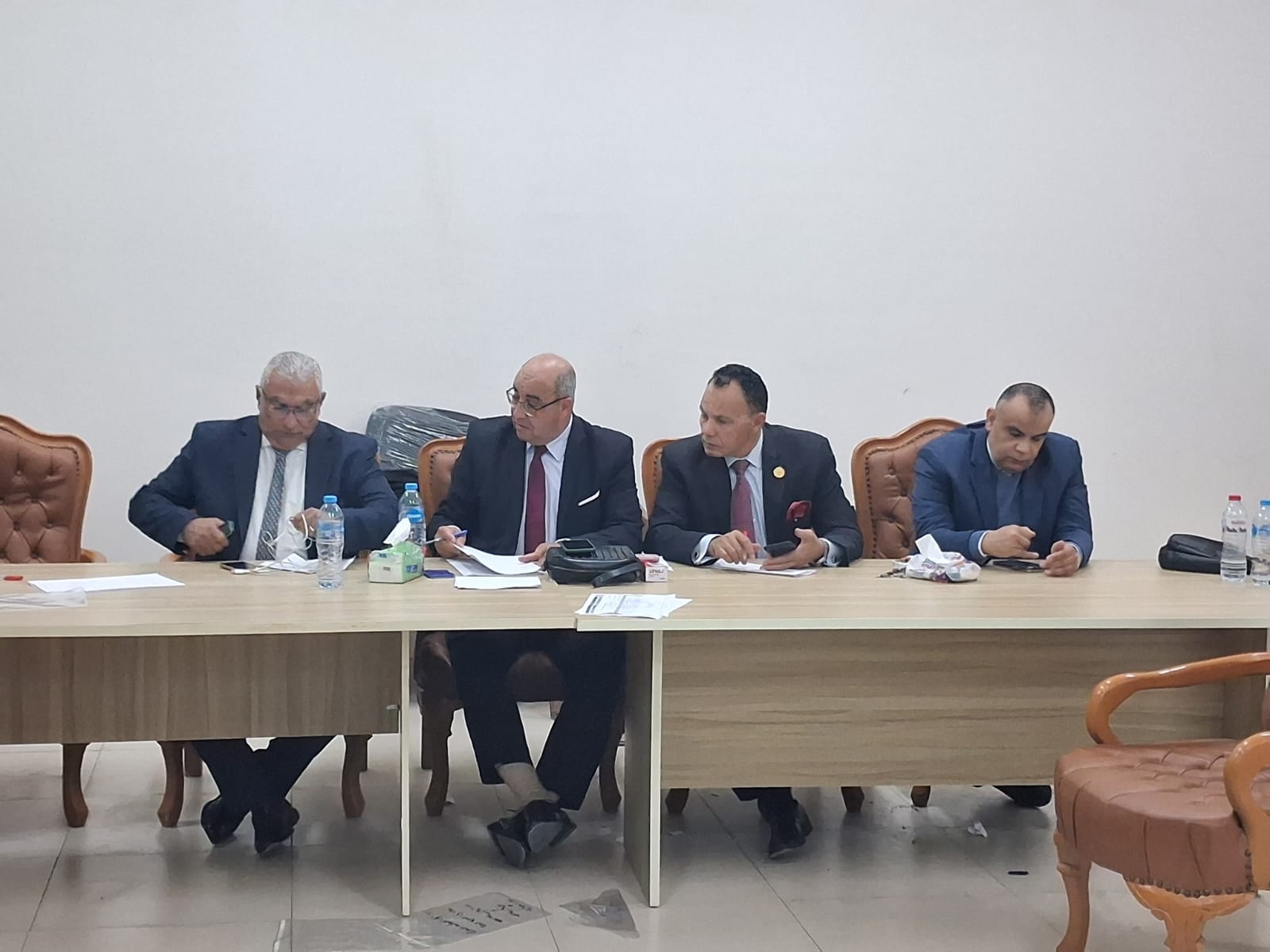 جانب من انعقاد اللجنة لإعلان النتيجة (2)