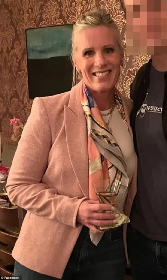 كريستين موظفة الآتش آر