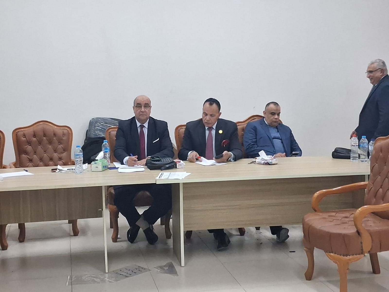 جانب من انعقاد اللجنة لإعلان النتيجة (4)