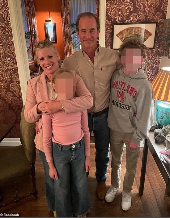 موظفة الآتش آر مع عائلتها