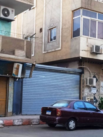 جانب-من-حالة-التعدي-على-الشارع-وإغلاقه-بواسطة-باب-جرار-حديدي-(2)