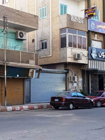 جانب-من-حالة-التعدي-على-الشارع-وإغلاقه-بواسطة-باب-جرار-حديدي-(1)