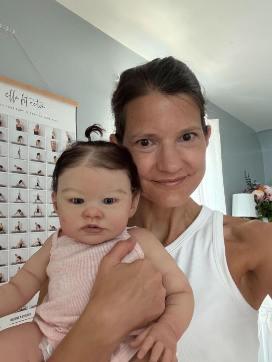 جينا مع دمية جينا مع دمية