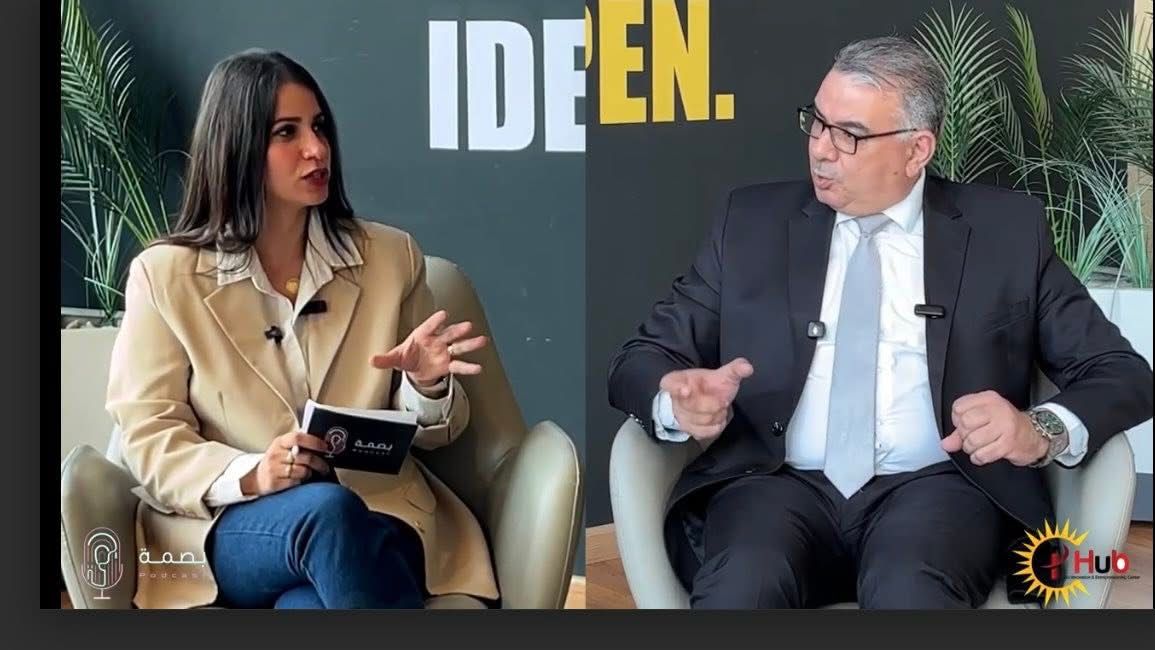 عميد تجارة عين شمس يجيب في بودكاست بصمة مع الإعلامية بسنت جميل