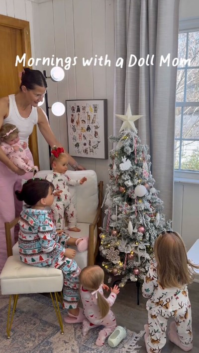 جينا تقضى وقتها مع العرائس