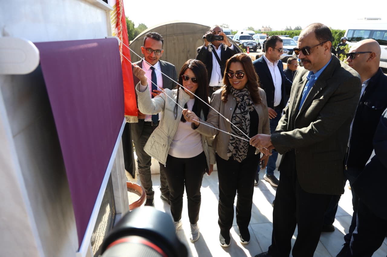 وزيرة التخطيط والتنمية الاقتصادية ووزيرة التنمية المحلية ومحافظ سوهاج يفتتحون محطة المعالجة الثلاثية للصرف الصحى بالهجارسة ويتفقدون الغابة الشجرية.. 1.8 مليار جنيه استثمارات المياه والصرف الصحى بالمحافظة - اليوم السابع