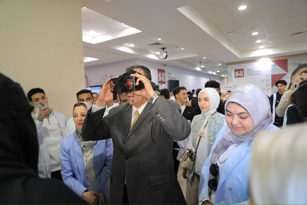 رئيس الجامعة يتابع ما وصل اليه طلاب الصيدلة في علاج مرضي السكري رئيس الجامعة يتابع ما وصل اليه طلاب الصيدلة في علاج مرضي السكري