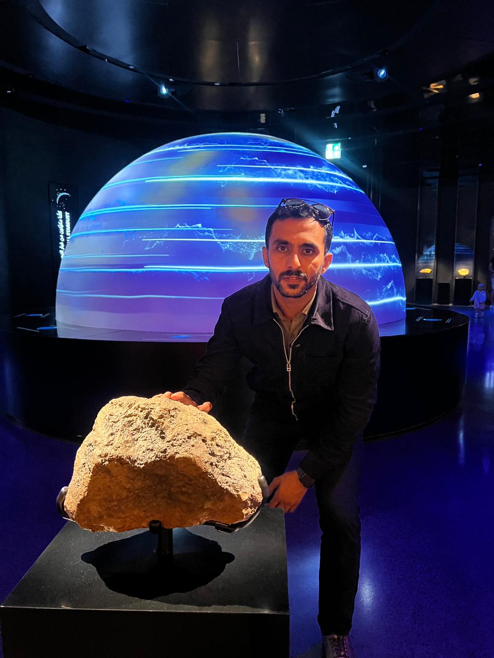 الزميل محمد أسعد مع أكبر قطعة من القمر داخل المتحف