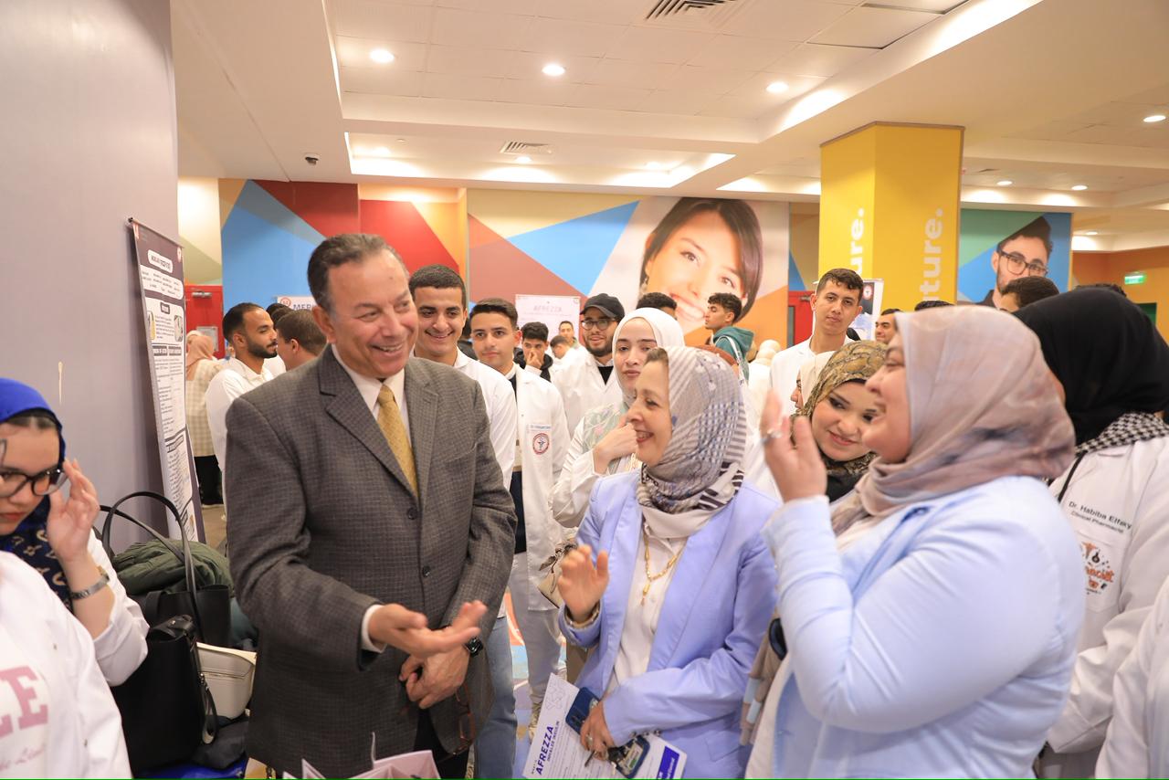 مناقشة فريق التدريس مع رئيس الجامعة مناقشة فريق التدريس مع رئيس الجامعة