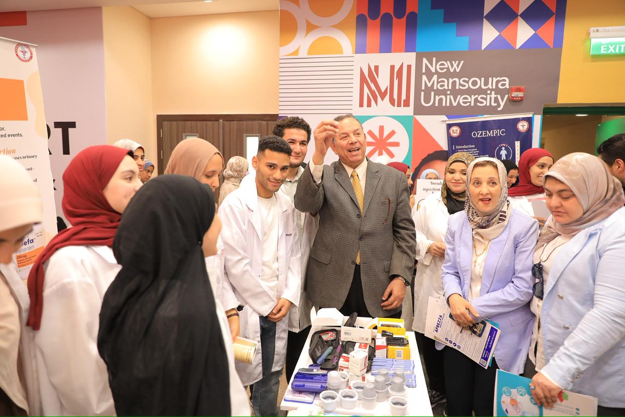 مناقشة الطلاب مع رئيس الجامعة مناقشة الطلاب مع رئيس الجامعة