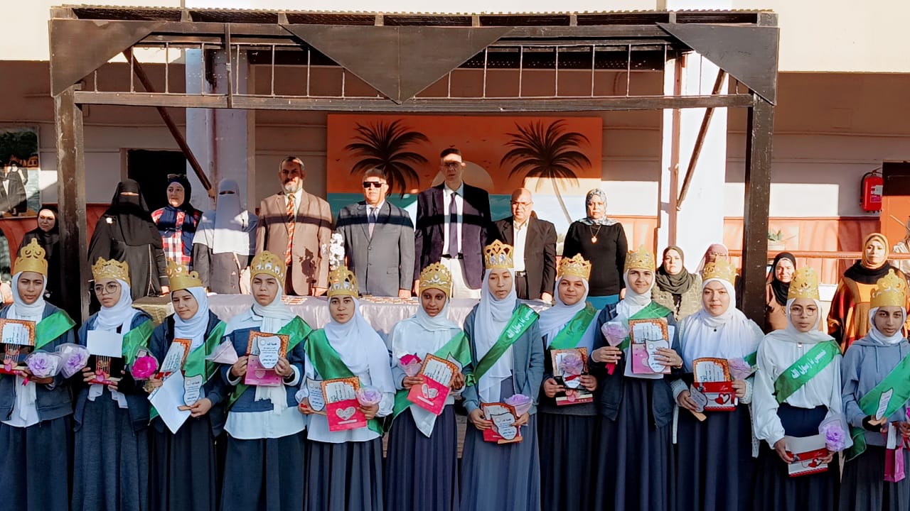 وكيل تعليم الفيوم يحضر طابور الصباح ويكرم 16 طالبة من حفظة القرآن الكريم