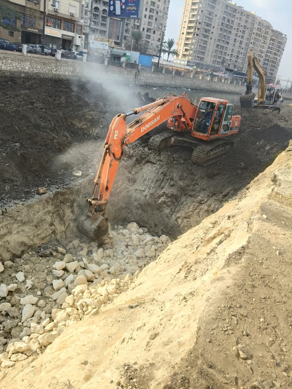 العمل بمشروع محور محلة منوف