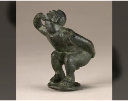 تمثال صغير من البرونز