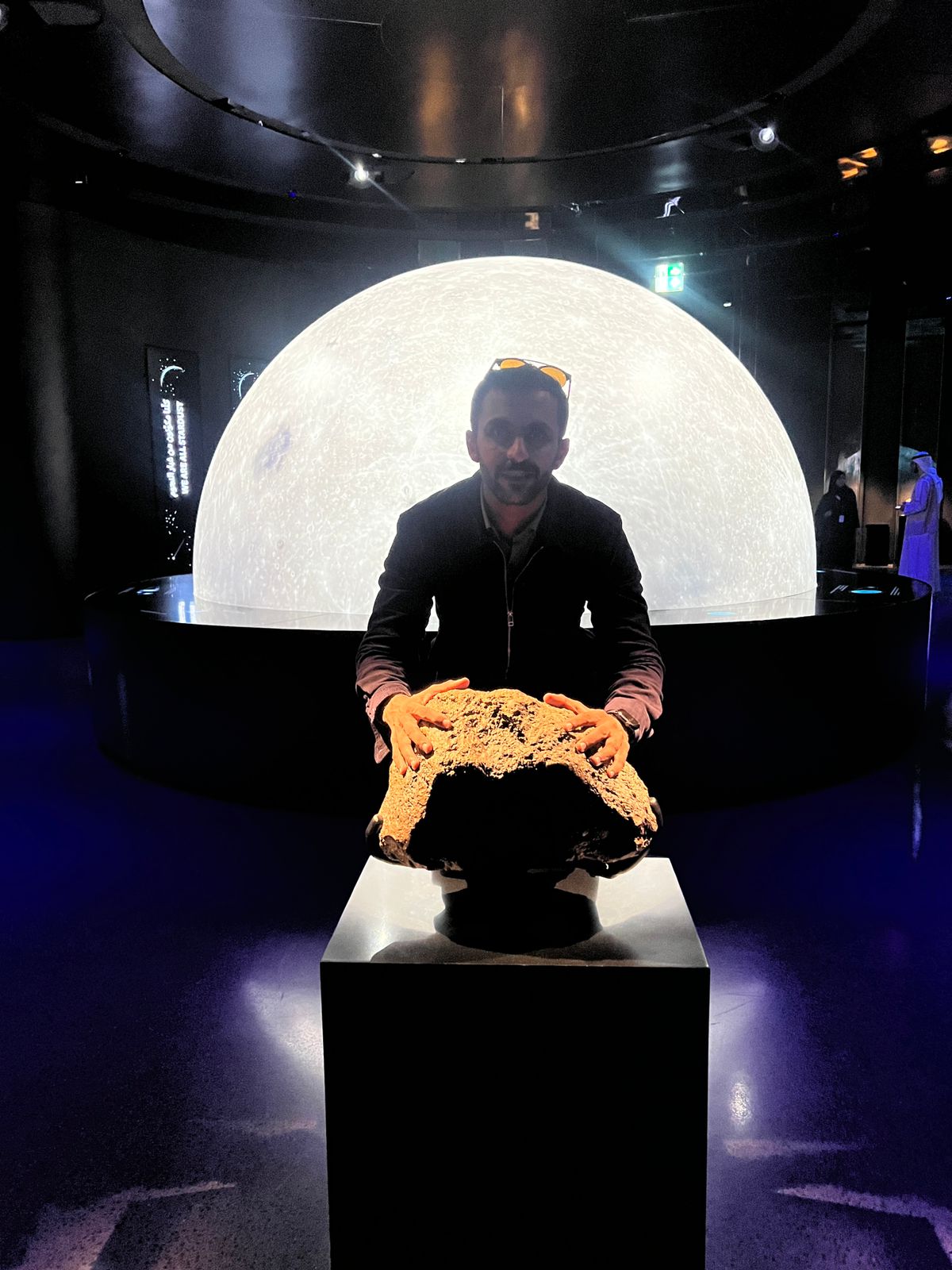 الزميل محمد أسعد وأكبر قطعة من القمر داخل متحف التاريخ الطبيعي بأبوظبي