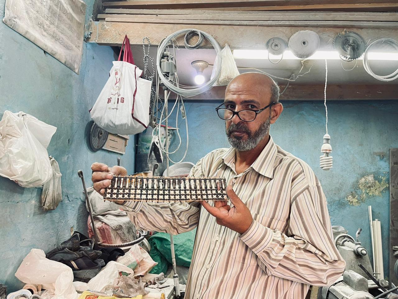 أحمد خراط عربى يشكل الأرابيسك وقطع الشطرنج