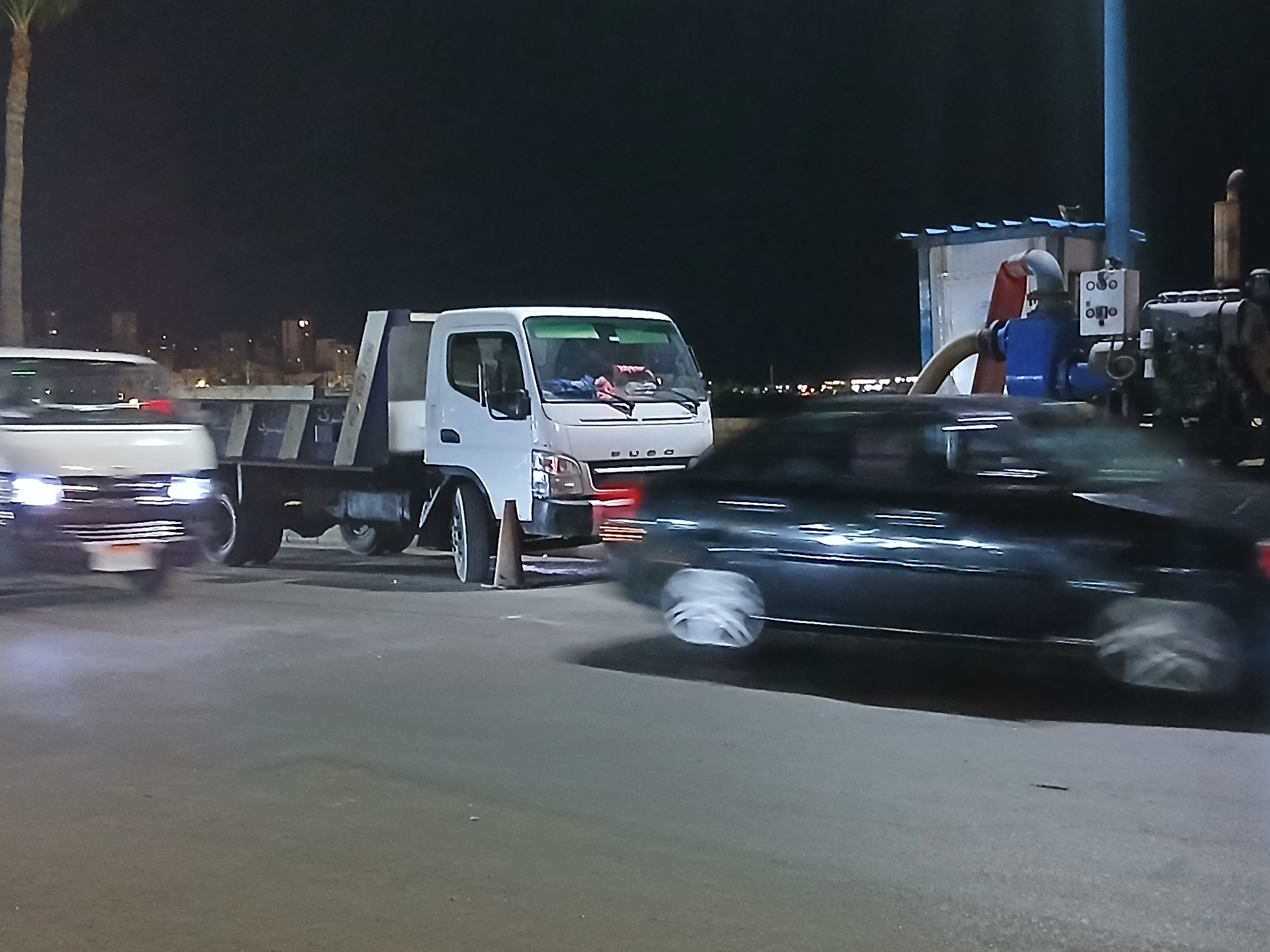 تمركز معدات الصرف الصحي ليلا في الإسكندرية