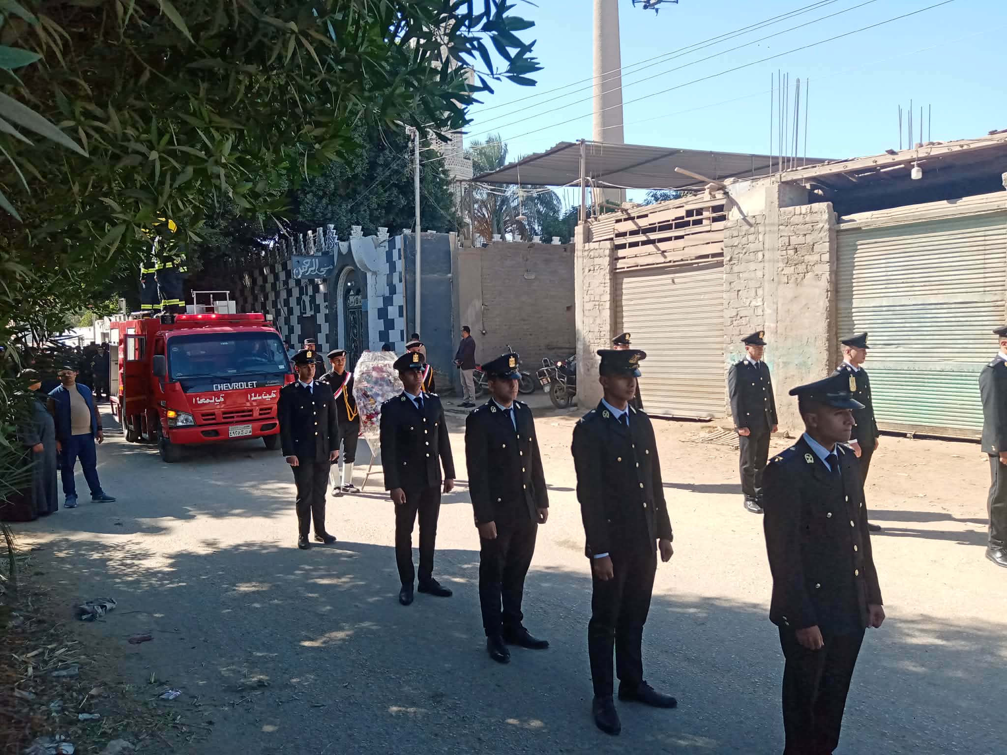 جثمان الشهيد على سيارة الإطفاء