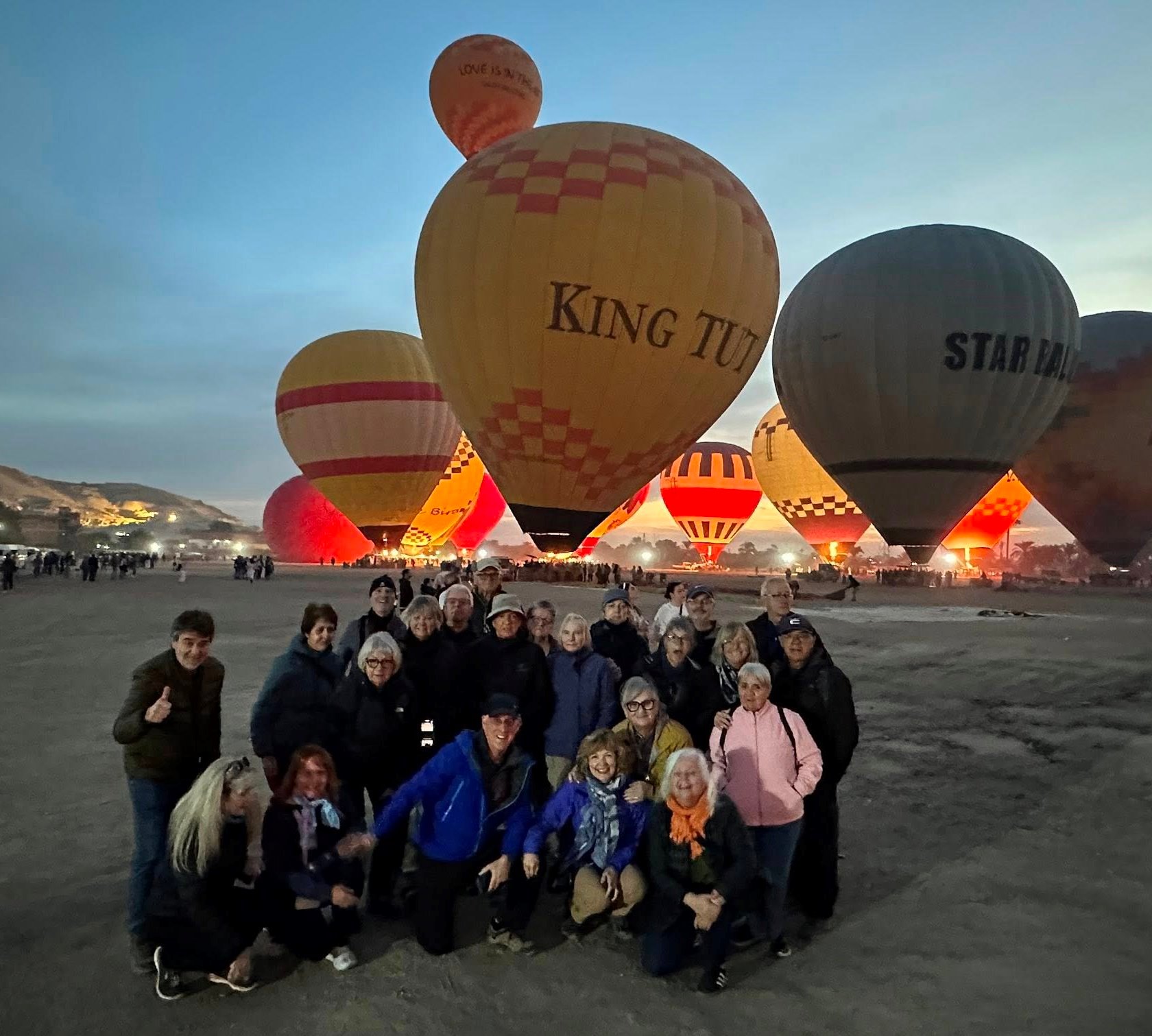 العائلات من حول العالم يستمتعون فى قلب رحلات البالون