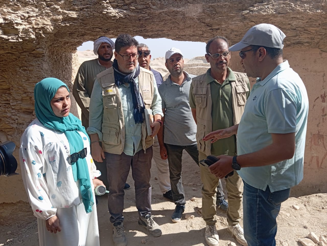 رصد عمل البعثة الأسبانية بترميم جدران ونقوش مقابر الدولة الوسطى