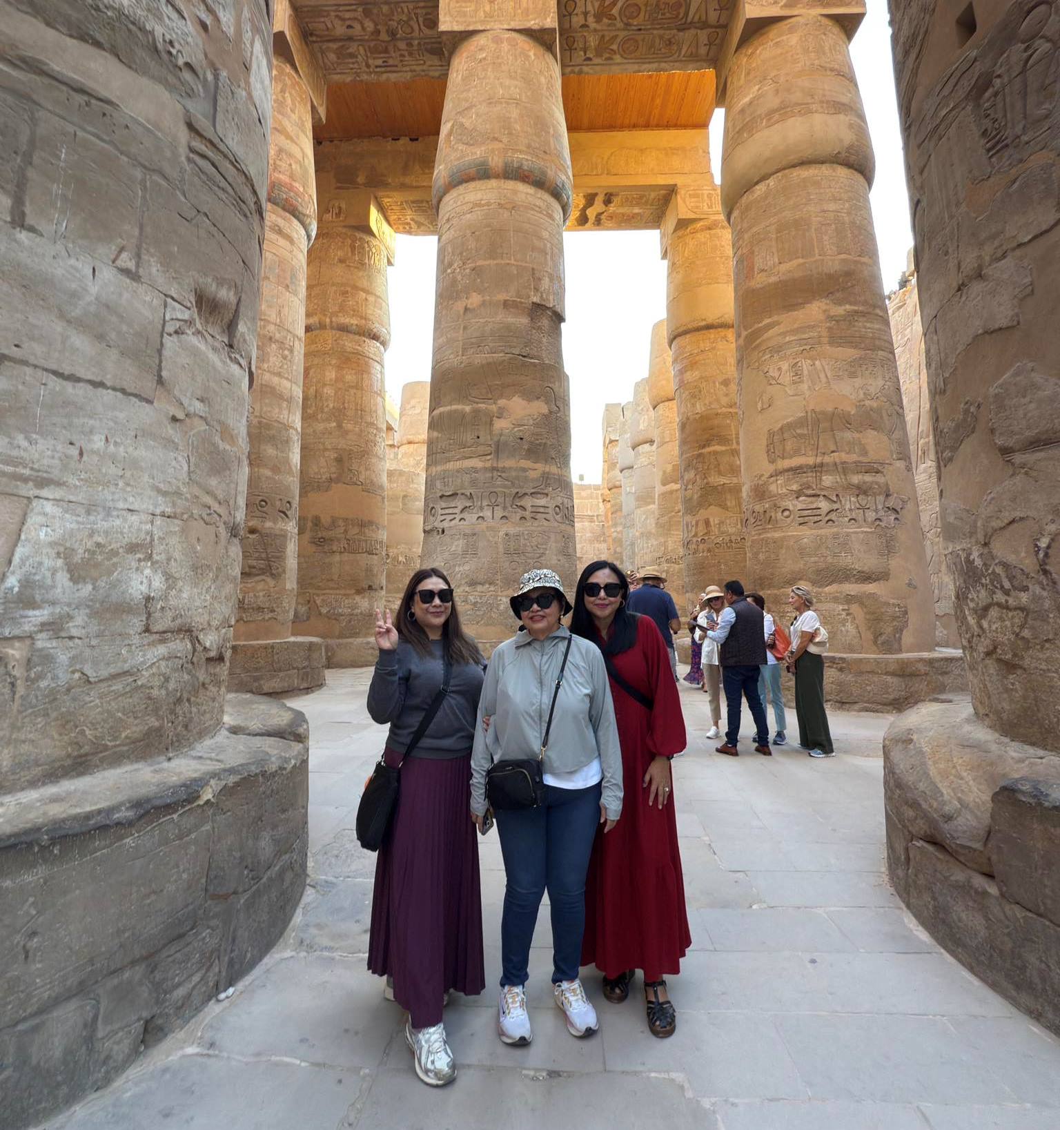 الزيارات المبهجة لسياح العالم فى معبد الأقصر