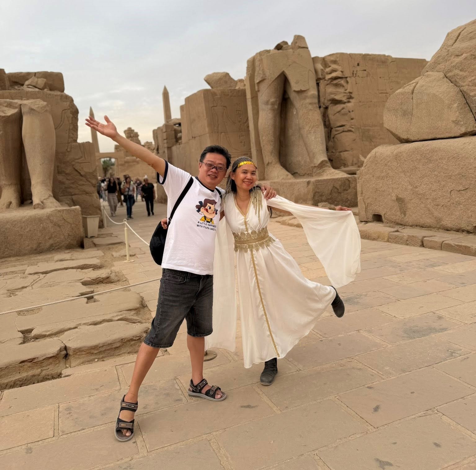 صورة تذكارية مبهجة لسياح أسيويين فى معابد الأقصر