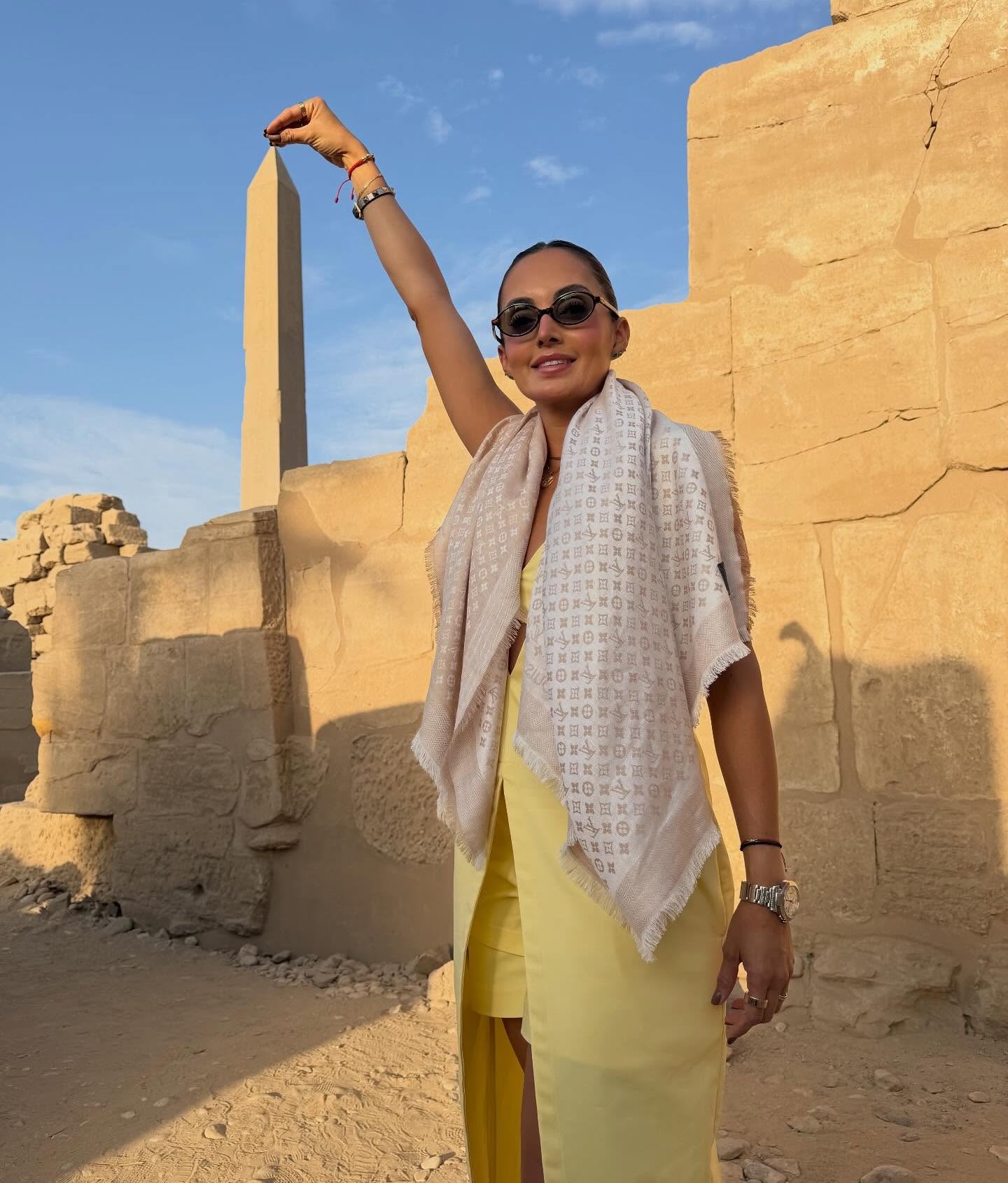 استمتاع اجنبية فى قلب معابد الكرنك