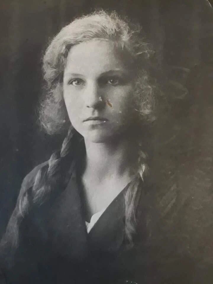 كلافديا ميخايلوفنا في شبابها كلافديا ميخايلوفنا في شبابها