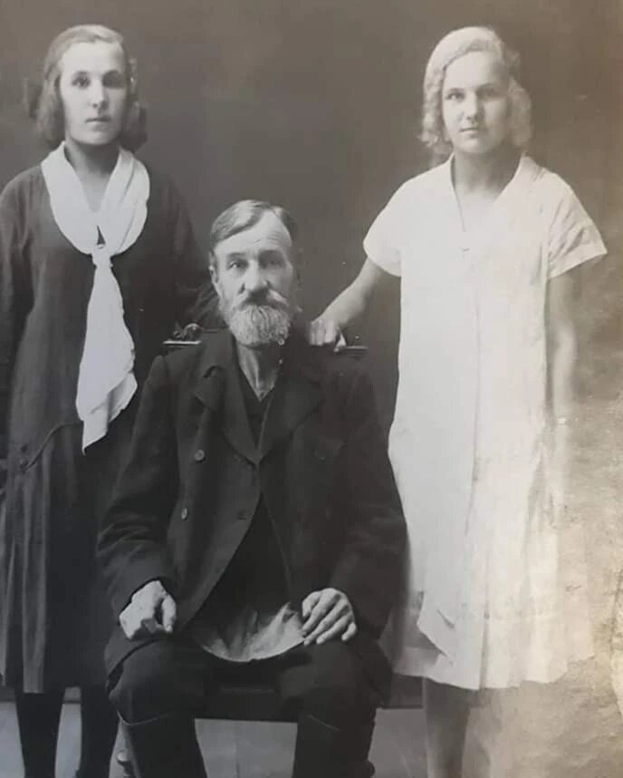 كلافديا ميخايلوفنا مع شقيقتها ووالداها كلافديا ميخايلوفنا مع شقيقتها ووالداها