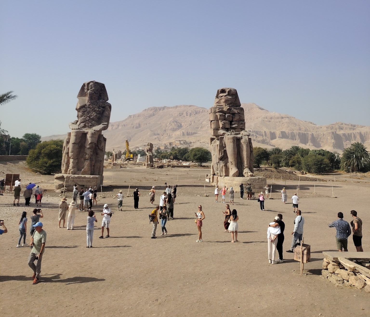 زيارات سياحية مميزة لمتعة السائحين فى منطقة تمثالى ممنون