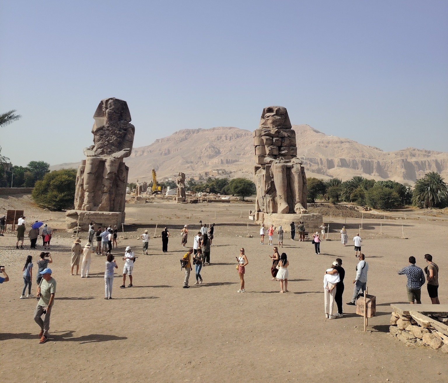 زيارات سياحية مميزة لمتعة السائحين فى منطقة تمثالى ممنون