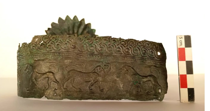 تاج برونزى من مدفن النخبة تاج برونزى من مدفن النخبة