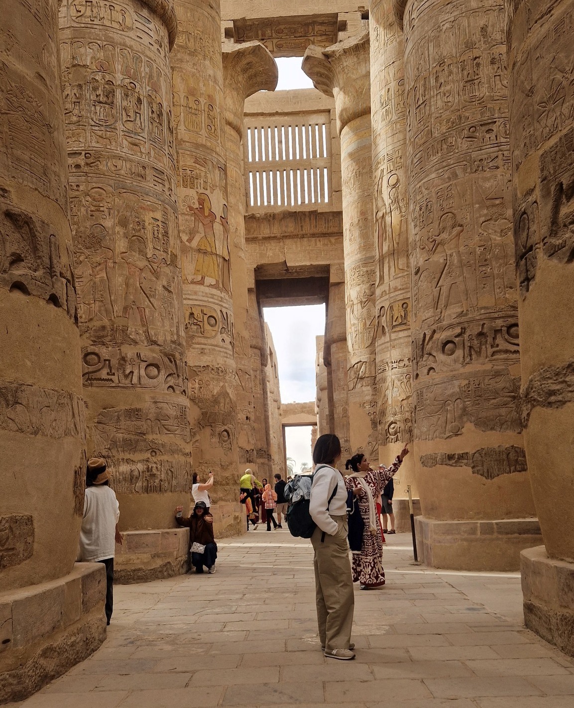 استمتاع الأجانب فى قلب صالة الأعمدة الكبرى بالكرنك
