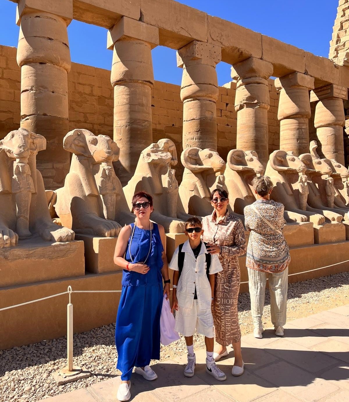 العائلات الأجانب مستمتعين بين كباش معابد الكرنك